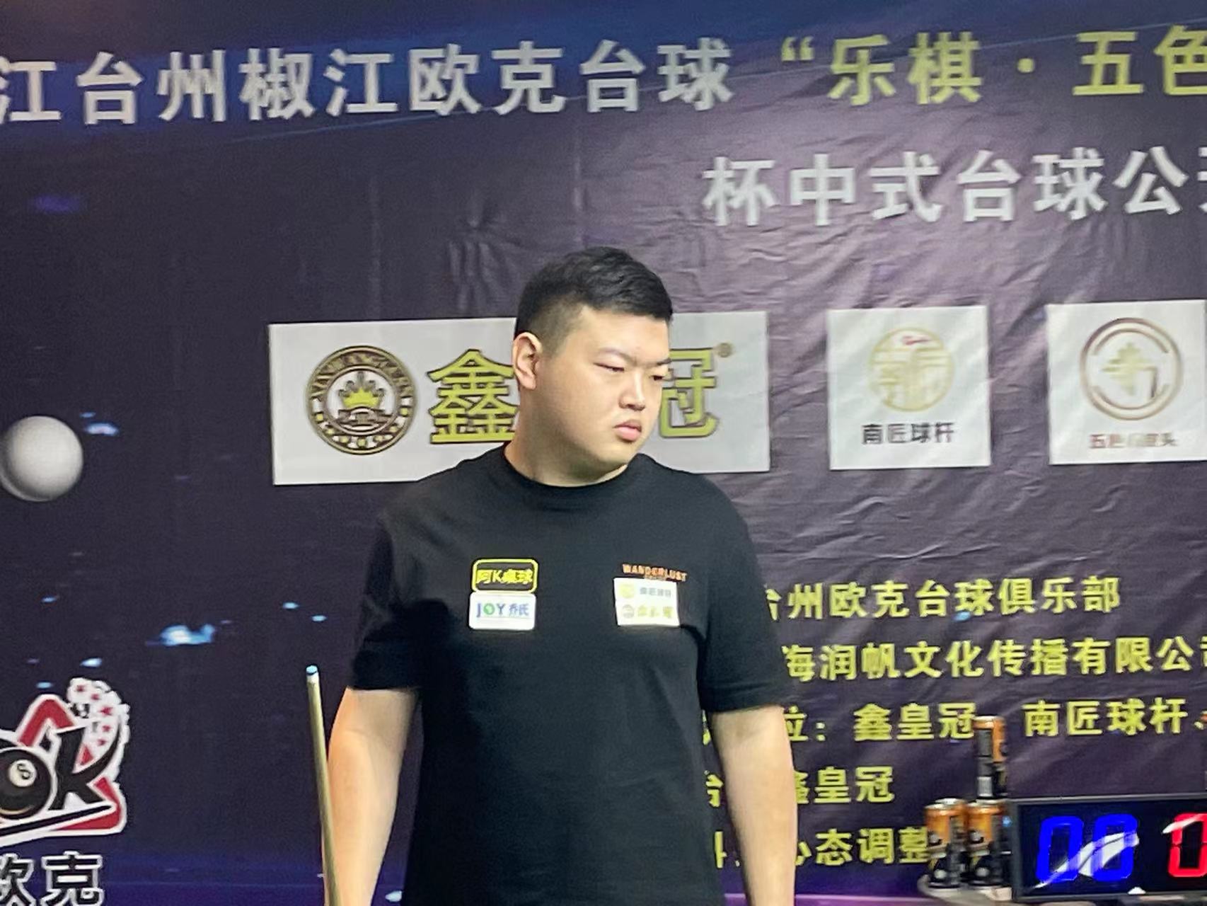 与此同时